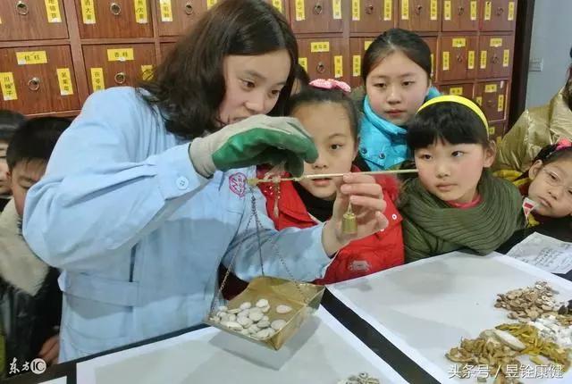 原來!「肩周炎」是這樣引起的....多注意這些就能「緩解症狀」!