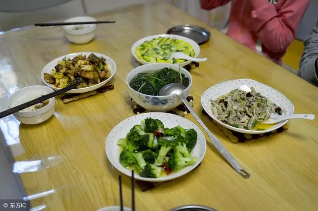 婆婆從鄉下送來特產,兒媳笑臉迎接,出門後,母親就讓兒子離婚
