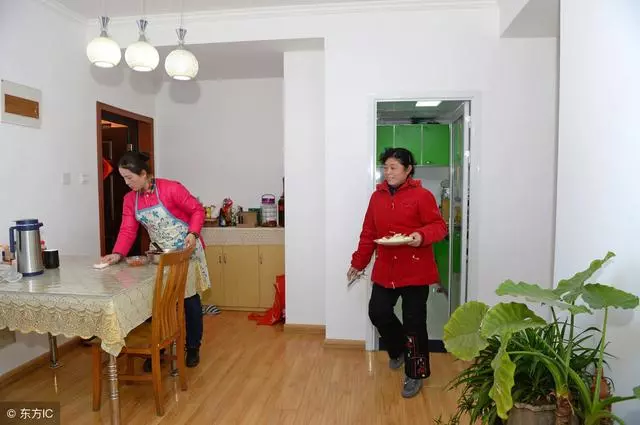 婆婆從鄉下送來特產,兒媳笑臉迎接,出門後,母親就讓兒子離婚