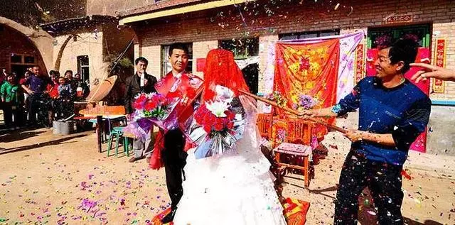 結婚當晚婆婆敲窗三次,俺不理解,第二天婆婆解釋是在救老公的命