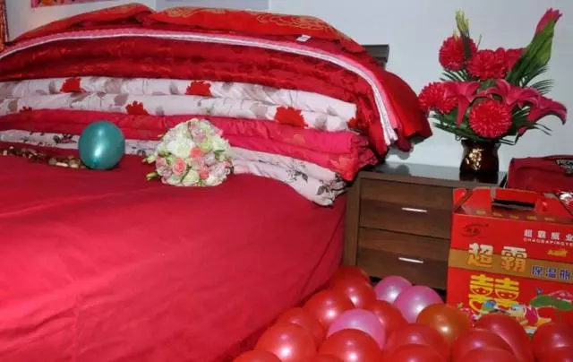 結婚當晚婆婆敲窗三次,俺不理解,第二天婆婆解釋是在救老公的命
