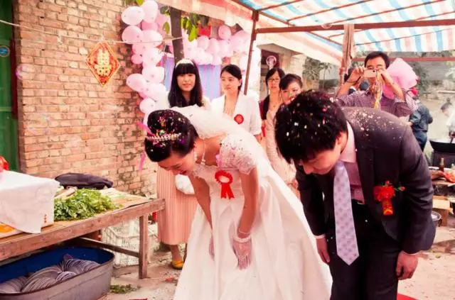 女兒結婚5天就被女婿打,去女婿家問罪,進門後立馬給女兒一巴掌