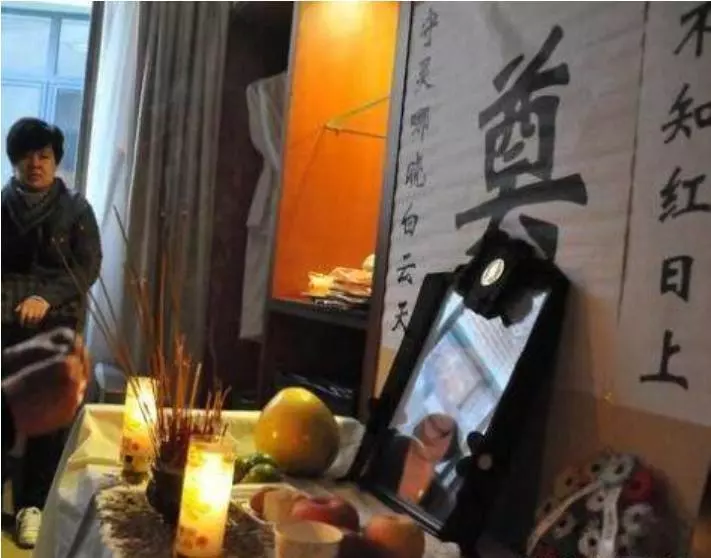 兒子打工八年未回,卻每月寄錢回來,媽假裝去世,看見來人後蒙住