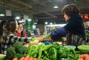 大姑姐急需用錢,我給她三萬塊,她直接大罵摔我一身