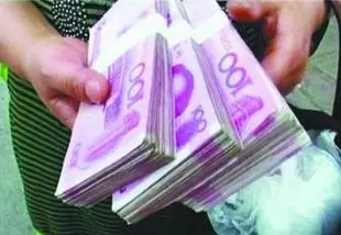 大姑姐急需用錢,我給她三萬塊,她直接大罵摔我一身