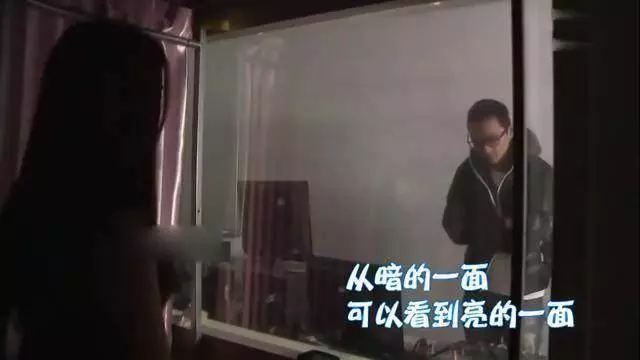 住酒店時如果看到 【這種鏡子】敲一敲,請立刻逃離並報警,有「玄機」!