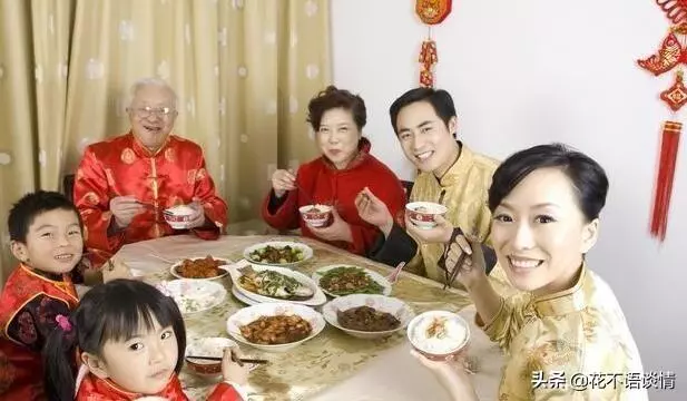 兒子帶女友回家,母親送一條金項鍊,吃完飯後,男子提出分手