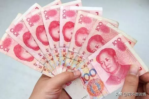 兒子帶女友回家,母親送一條金項鍊,吃完飯後,男子提出分手