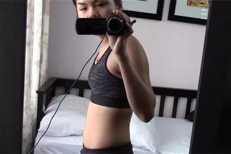 為減去小腹贅肉,女生按計劃堅持健身,30天後馬甲線隱約可見