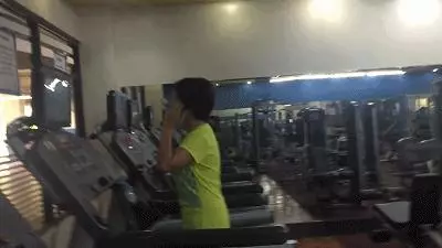 為減去小腹贅肉,女生按計劃堅持健身,30天後馬甲線隱約可見