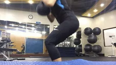 為減去小腹贅肉,女生按計劃堅持健身,30天後馬甲線隱約可見