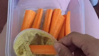 為減去小腹贅肉,女生按計劃堅持健身,30天後馬甲線隱約可見
