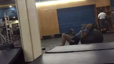 為減去小腹贅肉,女生按計劃堅持健身,30天後馬甲線隱約可見
