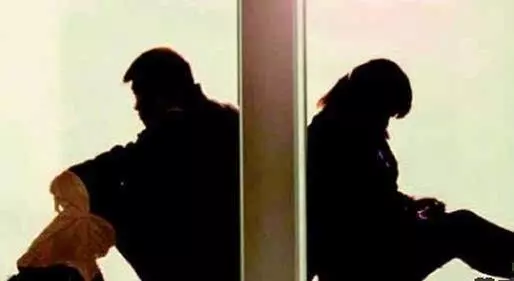 離婚時5萬存款給前妻,媽生病她上門,看到她的手鐲,我全身發冷