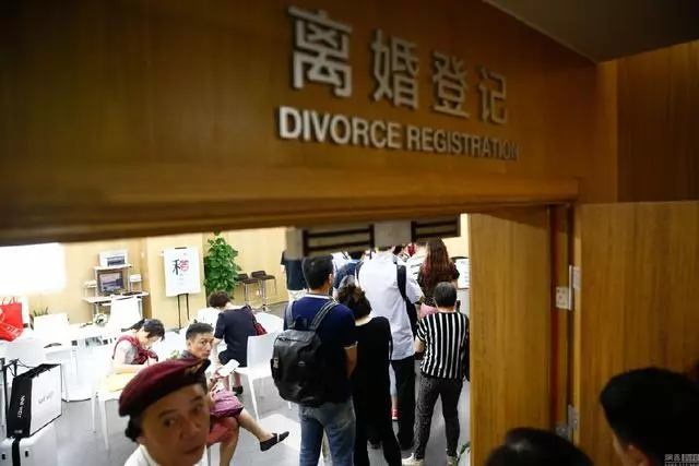 離婚時5萬存款給前妻,媽生病她上門,看到她的手鐲,我全身發冷