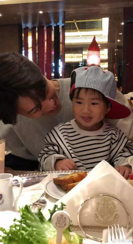 Ella兒子長大了!勁寶甜笑露酒窩超像林俊傑 !