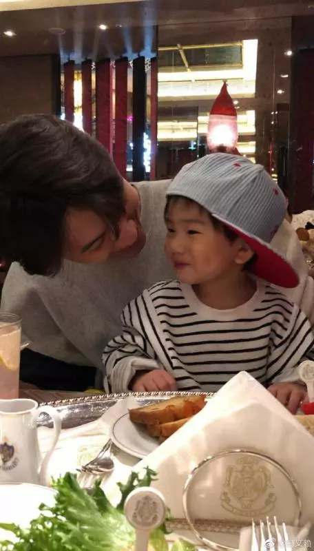 Ella兒子長大了!勁寶甜笑露酒窩超像林俊傑 !