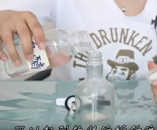白醋倒進洗衣液裡,真是太厲害,活了快40年才知道,趕緊試一試!