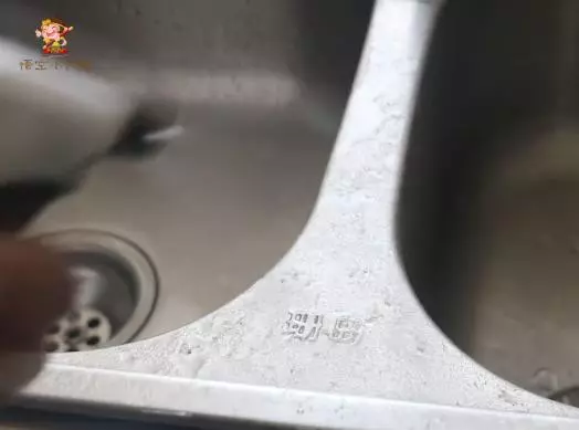 白醋倒進洗衣液裡,真是太厲害,活了快40年才知道,趕緊試一試!