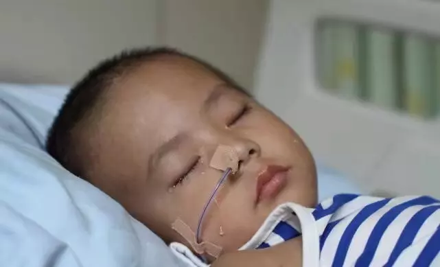 3歲孩子昏迷1個月不醒,母親準備放棄時,孩子眼角流下眼淚