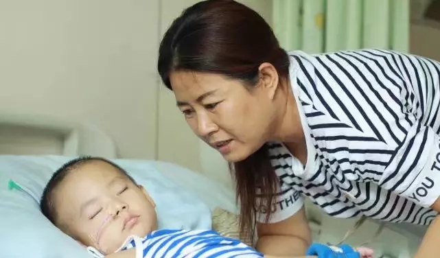 3歲孩子昏迷1個月不醒,母親準備放棄時,孩子眼角流下眼淚