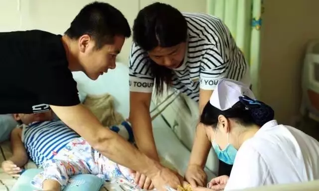 3歲孩子昏迷1個月不醒,母親準備放棄時,孩子眼角流下眼淚