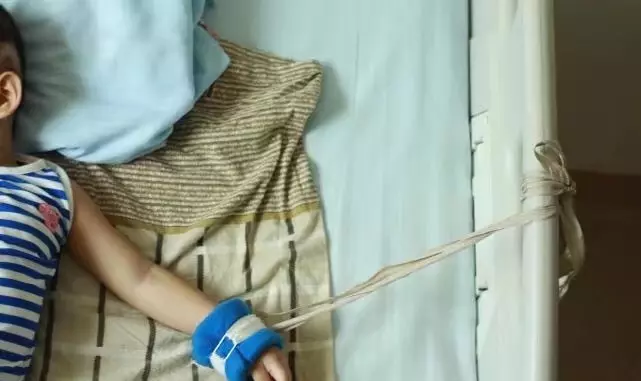 3歲孩子昏迷1個月不醒,母親準備放棄時,孩子眼角流下眼淚