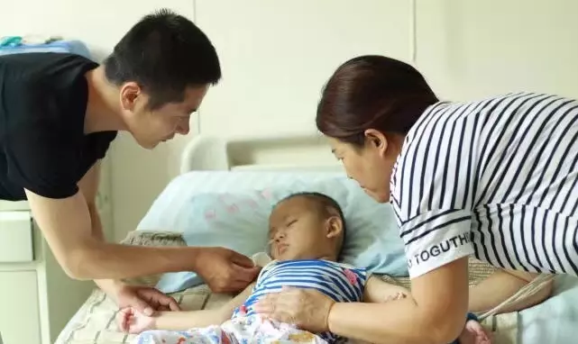 3歲孩子昏迷1個月不醒,母親準備放棄時,孩子眼角流下眼淚