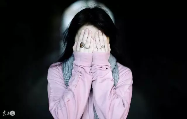 婚宴上,公婆安排有錢親戚坐主位,父母坐在接菜口,新娘當場退婚!
