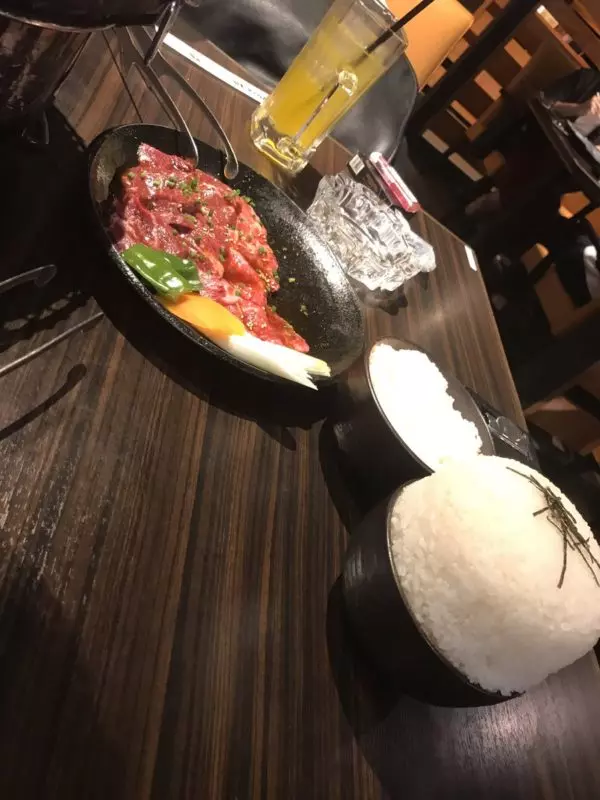 他去燒肉店點白飯 送來後「完全圖文不符」怒分享!網卻羨慕:被騙也願意♥
