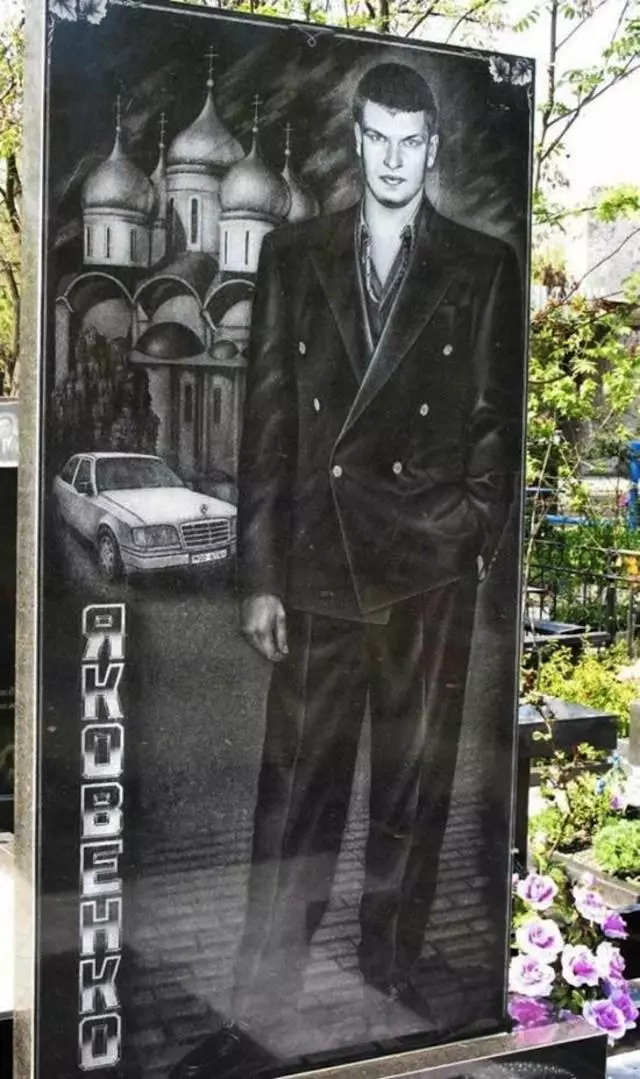 俄羅斯黑幫太霸氣!整尊亡者「刻成直立式墓碑」 跑車小弟通通弄成超美雕刻一起帶走