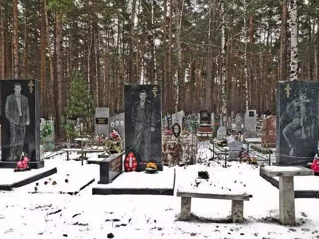 俄羅斯黑幫太霸氣!整尊亡者「刻成直立式墓碑」 跑車小弟通通弄成超美雕刻一起帶走