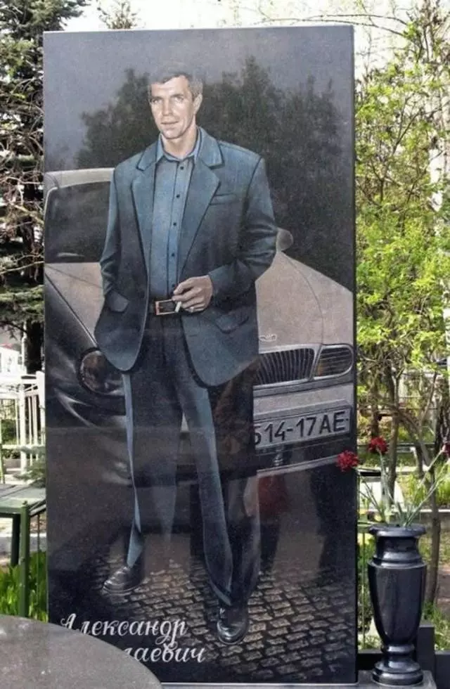 俄羅斯黑幫太霸氣!整尊亡者「刻成直立式墓碑」 跑車小弟通通弄成超美雕刻一起帶走