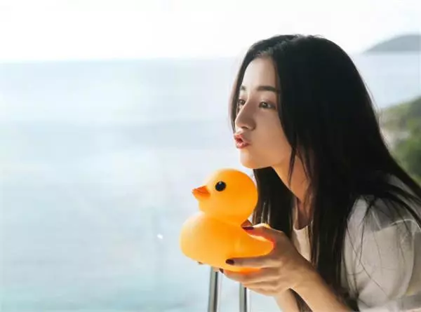 迪麗熱巴無P「蠟黃素顏照」比本人紅10倍 自帶油光上完粉底→仙女再度下凡ಠ_ಠ