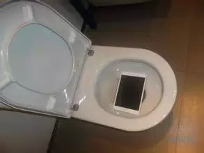 男友進廁所拉屎 手機不小心摔進馬桶...女友意外揭穿:你跟這整臉屎的女人在調情?