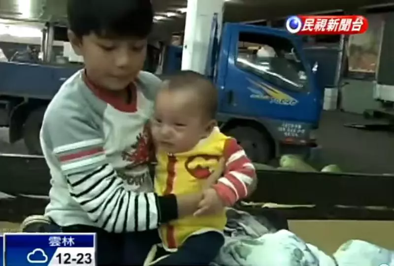 10歲童孝順幫擺攤不喊苦! 每天搬40公斤菜「邊讀書邊哄嬰」成績照樣「全班第一名」