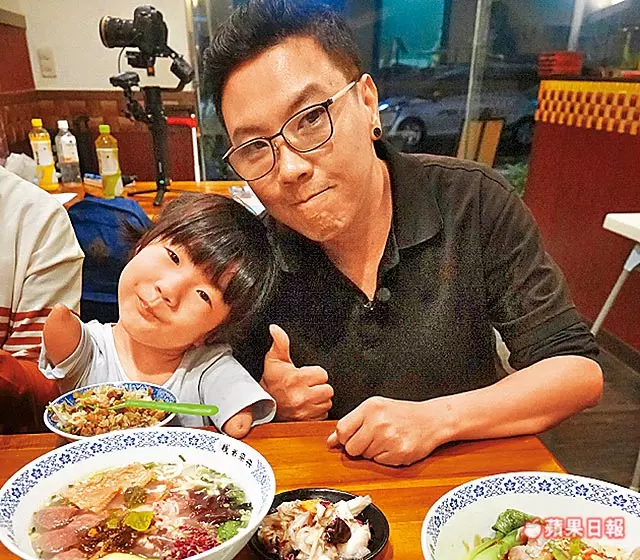 5歲單腳天使笑容催淚!四肢剩左腿「盼上學沒人說奇怪」 「與父相依為命」賣米線淚謝暖心客