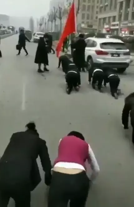 業績未達標!惡公司逼「女員工當狗爬」 跪完整條馬路