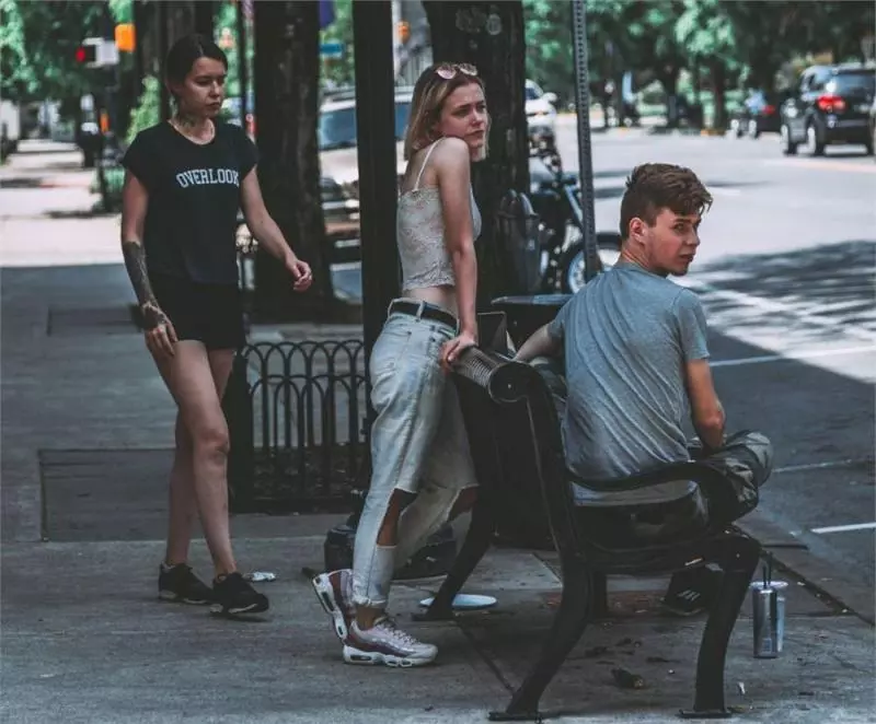 政府禁止18歲以下青少年出夜街?據說這樣家長就能放心了!
