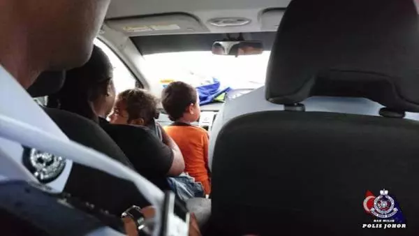 新山:夫妻帶2幼童冒雨騎摩哆回家,警員看見將其「請上」警車!