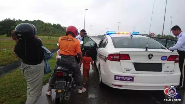 新山:夫妻帶2幼童冒雨騎摩哆回家,警員看見將其「請上」警車!