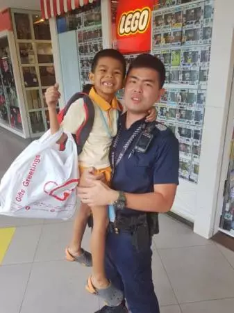 新山:夫妻帶2幼童冒雨騎摩哆回家,警員看見將其「請上」警車!