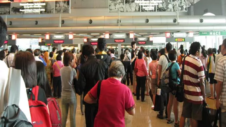 從大馬入境新加坡,兩人因一包「榴槤口味餅乾」惹麻煩!