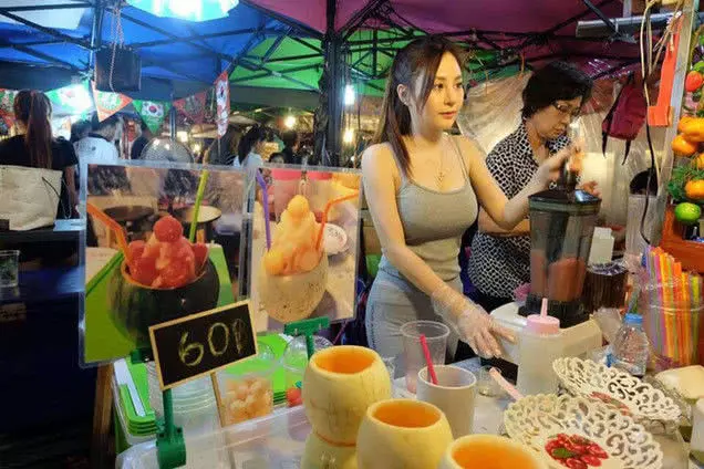 泰國「果汁西施」吸引無數網友排隊打卡,但現實令人心碎