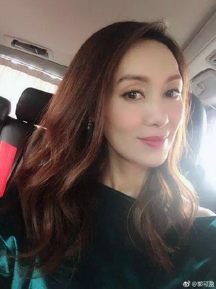 郭可盈一家近照曝光,相伴24年恩愛如初,9歲女兒比媽媽還美