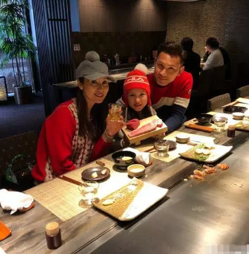 郭可盈一家近照曝光,相伴24年恩愛如初,9歲女兒比媽媽還美