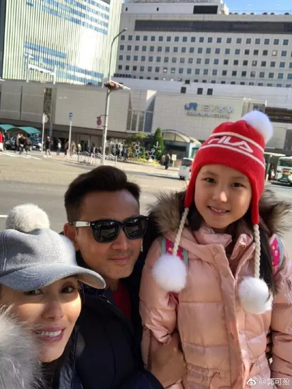 郭可盈一家近照曝光,相伴24年恩愛如初,9歲女兒比媽媽還美