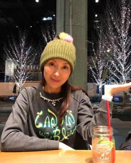 郭可盈一家近照曝光,相伴24年恩愛如初,9歲女兒比媽媽還美