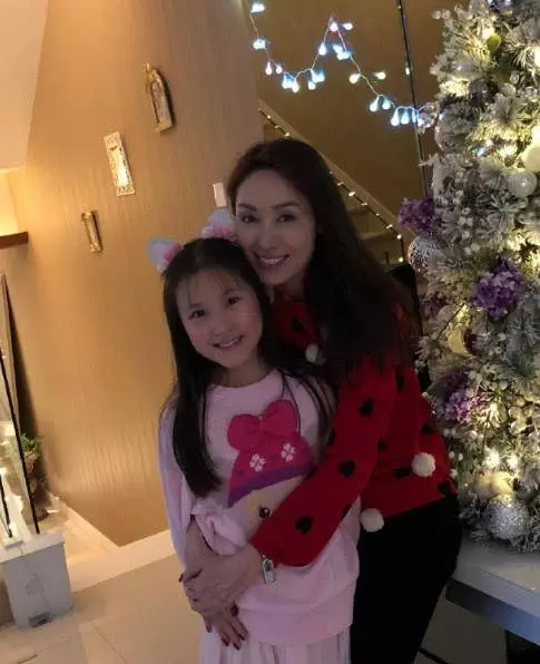 郭可盈一家近照曝光,相伴24年恩愛如初,9歲女兒比媽媽還美