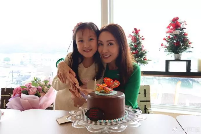 郭可盈一家近照曝光,相伴24年恩愛如初,9歲女兒比媽媽還美